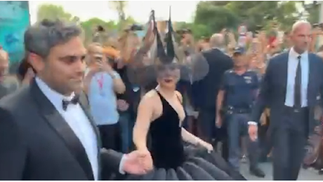 I 200 metri a piedi di Lady Gaga a Venezia scortata da 10 bodyguard