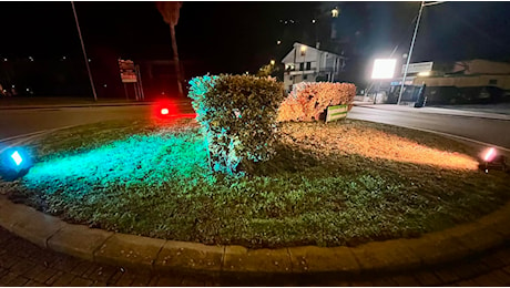 Festa del Tricolore: Camporosso illumina la rotonda del ponte dell’Amicizia di verde, bianco e rosso