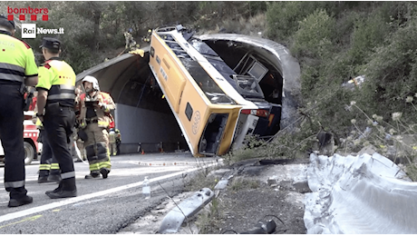 Incidente autobus Spagna: mezzo sospeso a inizio galleria