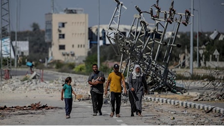 Sessanta corpi trovati sotto le macerie a Gaza City. Oggi riprendono i negoziati al Cairo