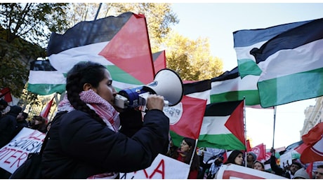 Manifestazione Roma oggi, iniziato il corteo pro Palestina. Donna tiene in braccio un finto cadavere: «Vittima