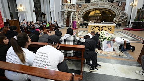 I funerali di Emanuele Tufano alla Sanità. Monsignor Battaglia ai ragazzi: “Deponete le armi, scegliete la vita”