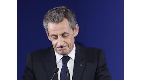 Sarkozy condannato a 3 anni, un anno con braccialetto elettronico