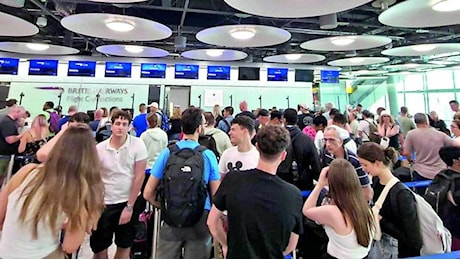 Studenti universitari friulani bloccati in aeroporto a Londra: da giorni li attendono a New York