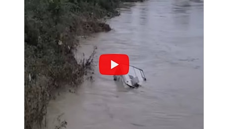 Meteo: Bologna, la piena dell'Idice trasporta un camper al ponte di Vigoroso, il video