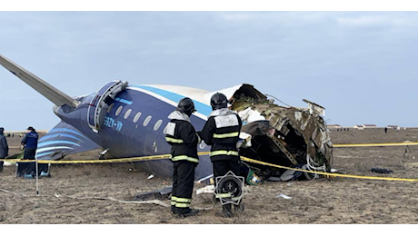 I sopravvissuti dell’aereo precipitato in Kazakistan hanno sentito dei “forti botti” prima dello schianto