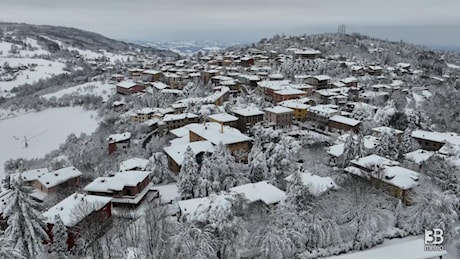 Meteo. Tantissima neve sull'Appennino modenese: Serramazzoni dal drone: