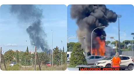 Incendio a Roma sud, autobus in fiamme a Tre Fontane: si alza una colonna di fumo nero