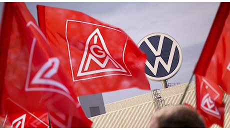 Volkswagen annuncia taglio di 35mila posti entro il 2030. Ma sindacato afferma “intesa senza licenziamenti”