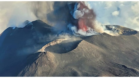 Etna, nuova attività: fontana di lava e cenere alta 5 km. «Tremore vulcanico ancora su livelli alti»