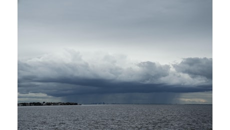 Uragano Milton verso la Florida, live oggi: venti meno forti ma resta di categoria 5