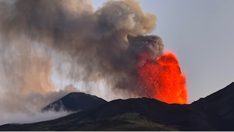 Etna in eruzione oggi, fontane di lava e nube di cenere altissima da cratere Voragine