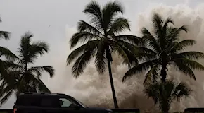 L'uragano Beryl si dirige verso la Giamaica, declassato a categoria 4