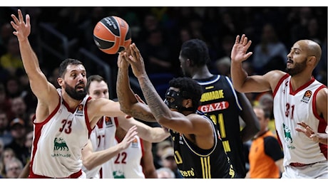 Basket, Eurolega: prima vittoria dell'Olimpia, Paris ko nel finale