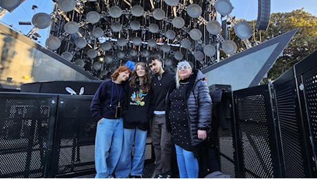 Capodanno Rai a Reggio, primi fan sotto il palco: 'Non ci muoviamo da qui, siamo felicissimi' - FOTO