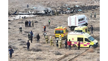 Cosa sappiamo sull'incidente aereo in Kazakistan: dallo scontro con gli uccelli all'ipotesi dirottamento