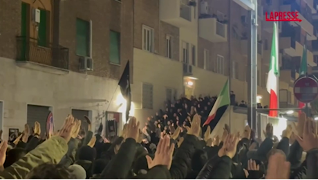 VIDEO Acca Larentia, un migliaio alla commemorazione: il rito del 'Presente' accompagnato dai saluti romani