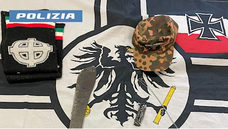 Milano, la polizia perquisisce giovani «suprematisti», anche minorenni: trovati simboli neonazisti, tirapugni e coltelli