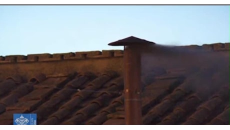 Conclave, fumata nera dopo la prima votazione, nessun Papa eletto, domani altri quattro scrutini, due al mattino e due al pomeriggio - VIDEO