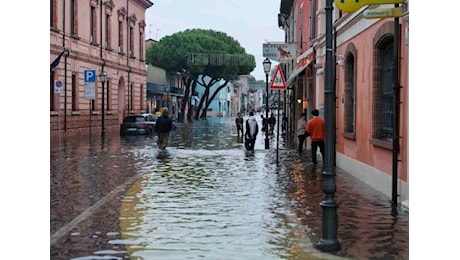 Maltempo in Romagna, allagati i binari alla stazione di Cesenatico, sospesa la circolazione ferroviaria tra Rimini e Cervia