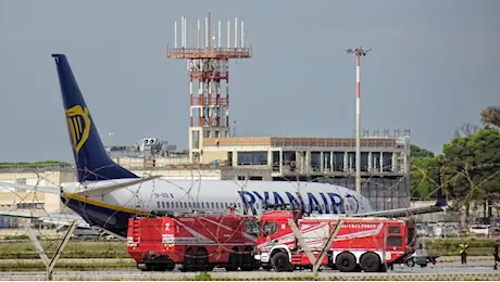 Brindisi, aereo Ryanair prende fuoco in pista: passeggeri evacuati con gli scivoli, chiuso e poi riaperto l’aeroporto