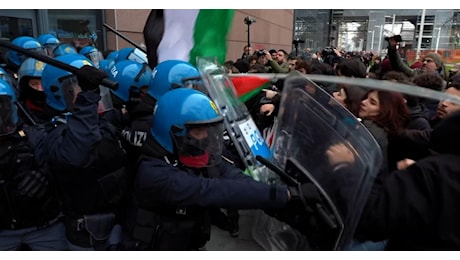 Scontri tra polizia e studenti al corteo contro il governo e la guerra a Torino: i manifestanti provavano a entrare al Politecnico