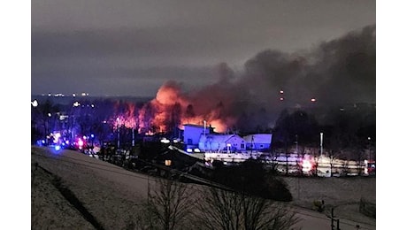 Aereo cargo si schianta contro una palazzina di due piani a Vilnius: un morto, un disperso e due feriti