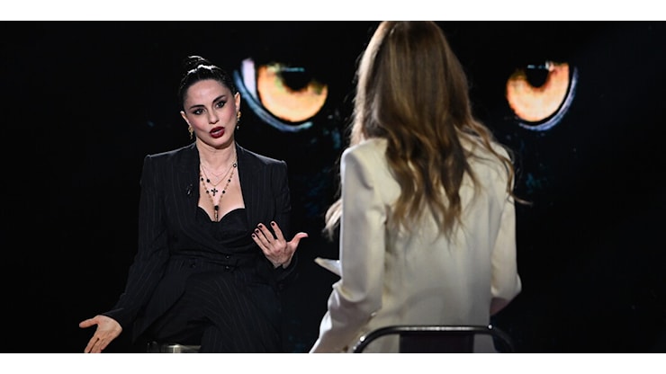 Paola Iezzi si confessa a Belve: «Mi sento un gay nel corpo di una donna, mi piacciono quelle intelligenti e un po’ maschili» - Oggi Paola Iezzi si confessa a Belve: «Mi sento un gay nel corpo di una donna, mi piacciono quelle intelligenti e un po’ maschili» - Oggi