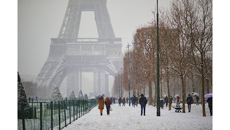 Fitta nevicata su Parigi