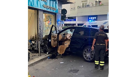 Auto prima contro palo e poi contro vetrina di un negozio, due morti