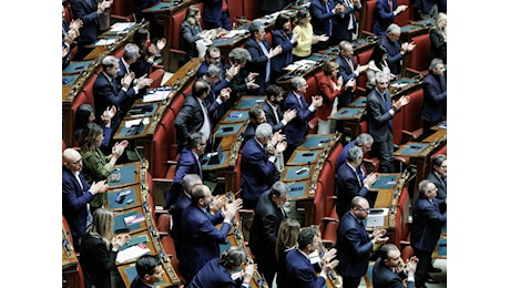 Quelle assenze nella Lega tra ironie e sberleffi. Poi scatta l'ordine in chat. Tutti compatti al voto