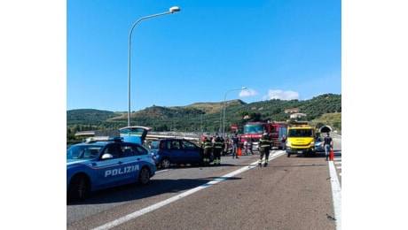 Scontro tra due auto sulla 106Var/A a Squillace, perde la vita giovane conducente: 2 feriti gravi