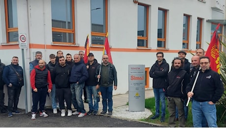 Bandiere a lutto davanti alla Toyota di San Donato: l'azienda annuncia la cassa integrazione