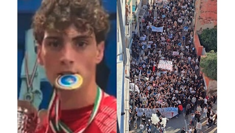 Santo Romano ucciso a 19 anni, in migliaia al corteo a San Giorgio coi palloncini bianchi: Armatevi di sogni