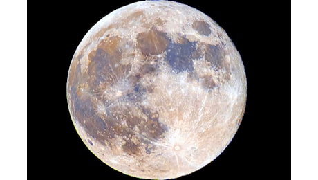 L'ultima super Luna del 2024 in Sardegna: eccola in tutte le sue sfumature di colore grazie alla tecnica della Mineral Moon