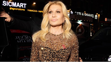 Donatella Versace, il glow up al viso lascia tutti senza fiato