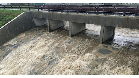 A Milano caduti 60 millimetri di pioggia in poche ore: esonda il Lambro, aperta la vasca del Seveso. Allerta arancione fino a mezzanotte