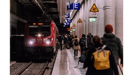 Tragedia nell'intercity Roma-Trieste: investito un operaio 47enne