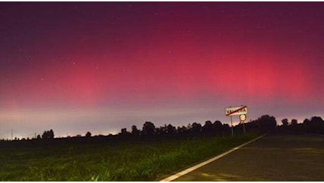 Ecco l’aurora boreale anche a Piacenza: le foto alle porte della città fotogallery