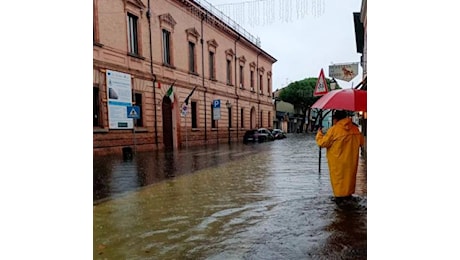 Maltempo a Cesenatico, caduti 100 millimetri di pioggia in poche ore, chiuso un tratto di viale Carducci - Gallery