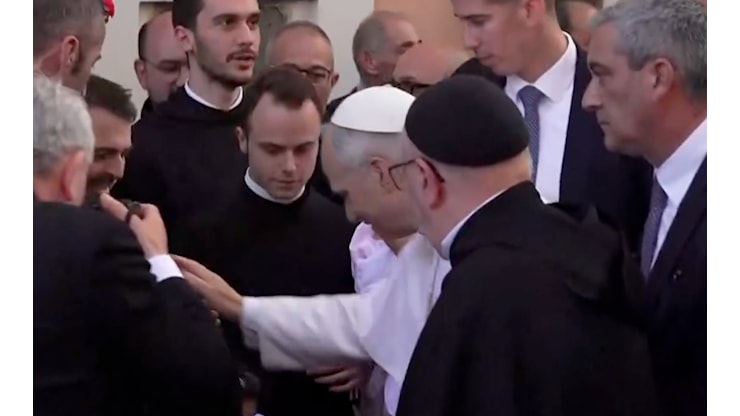 Papa Leone XIV visita a sorpresa il santuario di Genazzano: il saluto ai fedeli e l'omaggio alla Madre del Buon Consiglio - Il video - Open Papa Leone XIV visita a sorpresa il santuario di Genazzano: il saluto ai fedeli e l'omaggio alla Madre del Buon Consiglio - Il video - Open