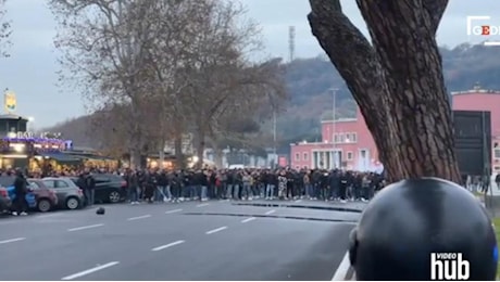 Tensioni fuori all’Olimpico per il derby, bombe carta sulla polizia idranti per disperdere i tifosi