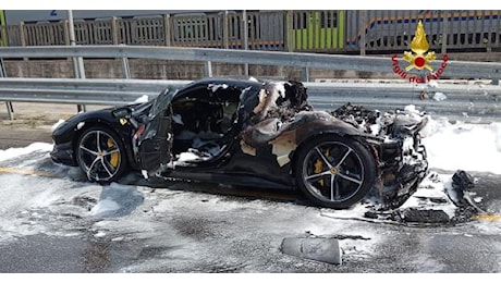 Le fiamme divorano la Ferrari - Foto 1 di 6 - La Voce di Rovigo