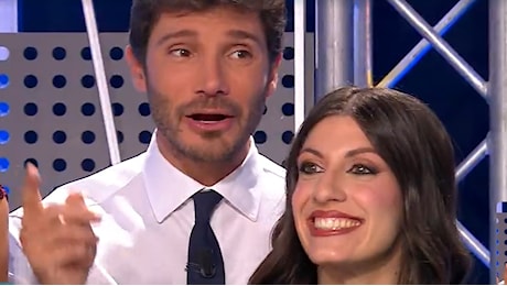 Affari Tuoi: Angela ignora il marito e perde una ghiotta somma. De Martino sceglie il nome della figlia: Un Gender Reveal