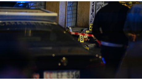 Coppia freddata vicino casa, il killer ha citofonato per farsi aprire il portone. L'attesa, la raffica di colpi e la fuga: cosa è successo