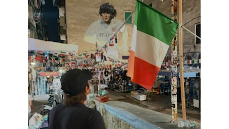 VIDEO +FOTO SHOW - Napoli, Conte al Murales Maradona ai Quartieri Spagnoli