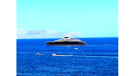 Yacht di Zuckerberg e dell’ex emiro del Qatar incantano le coste siciliane