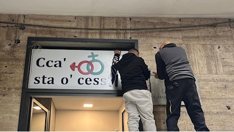 Bagno pubblico di fronte al murale di Maradona. Turisti e selfie con l’insegna: “Cca’ sta o’ cess”