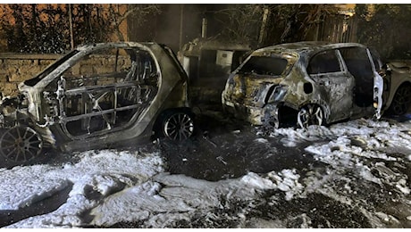 Roma, a fuoco cassonetti e auto nella notte di Capodanno