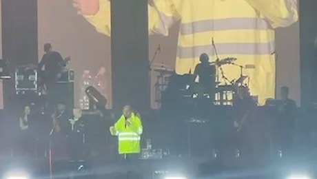 Gli spettatori del concerto di Umberto Tozzi trattenuti all’Unipol Arena: il video. “Restate qui, non create traffico”